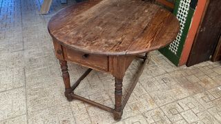 Mesa antigua de madera con alas