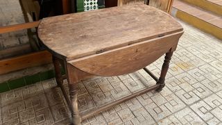 Mesa antigua de madera con alas