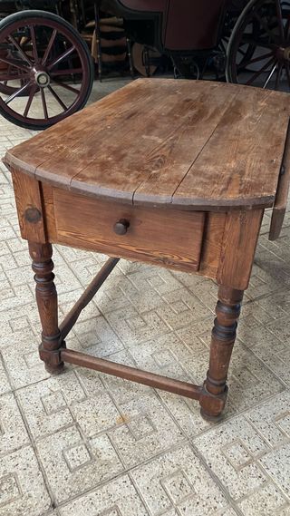Mesa antigua de madera con alas