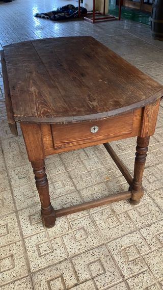 Mesa antigua de madera con alas