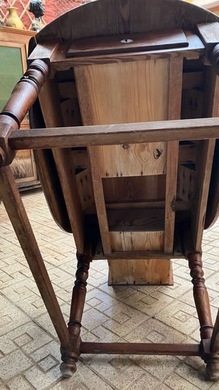 Mesa antigua de madera con alas