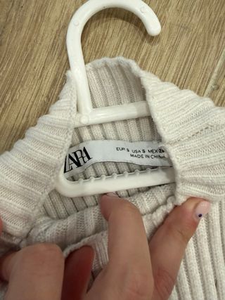 Top punto blanco cuello alto Zara