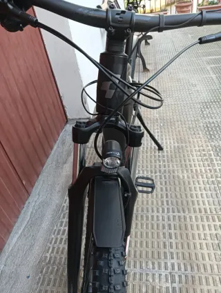 Bicicleta Eléctrica Cube Negra