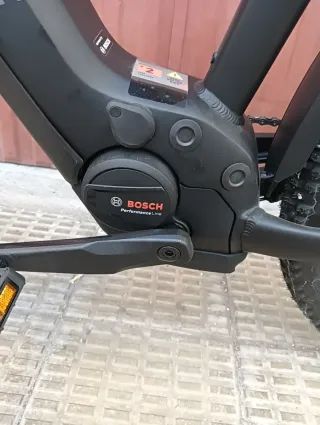 Bicicleta Eléctrica Cube Negra