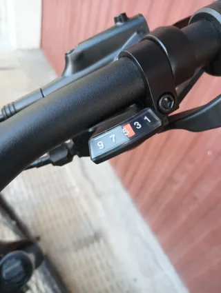 Bicicleta Eléctrica Cube Negra