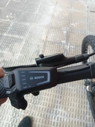 Bicicleta Eléctrica Cube Negra