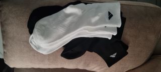 Calcetines deportivos blancos y negros