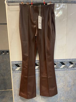 Pantalón polipiel marrón flare