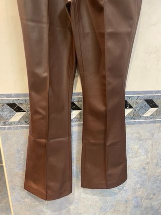 Pantalón polipiel marrón flare