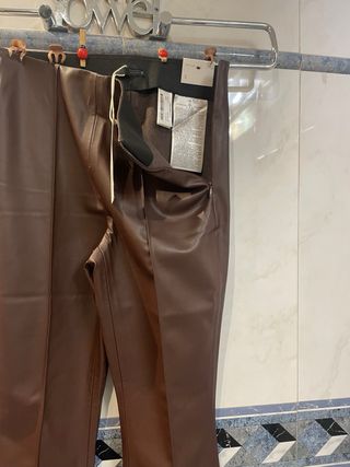 Pantalón polipiel marrón flare