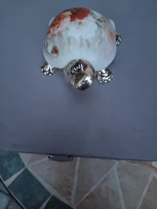 Tartaruga argento e ceramica floreale
