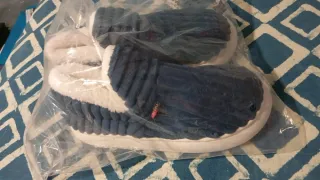 Zapatillas de casa azules y blancas