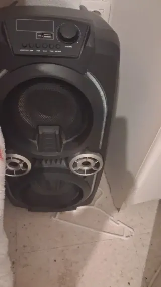 Altavoz de música negro
