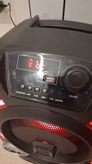 Altavoz de música negro