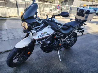 Moto Triumph Adventure Negra y Blanca