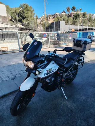 Moto Triumph Adventure Negra y Blanca