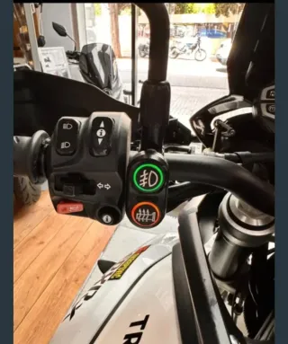 Moto Triumph Adventure Negra y Blanca