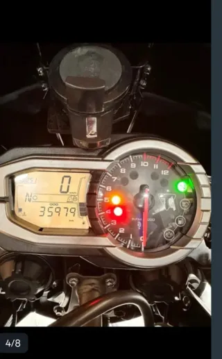 Moto Triumph Adventure Negra y Blanca