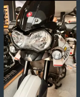 Moto Triumph Adventure Negra y Blanca