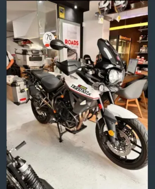 Moto Triumph Adventure Negra y Blanca