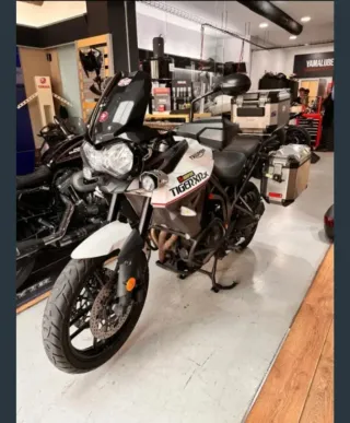 Moto Triumph Adventure Negra y Blanca