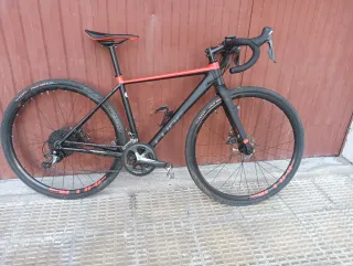 Bicicleta Gravel Cube Negra y Roja
