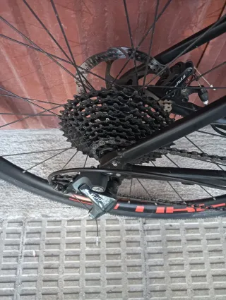 Bicicleta Gravel Cube Negra y Roja