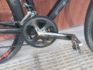 Bicicleta Gravel Cube Negra y Roja