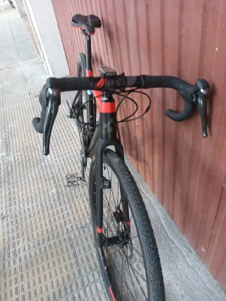 Bicicleta Gravel Cube Negra y Roja
