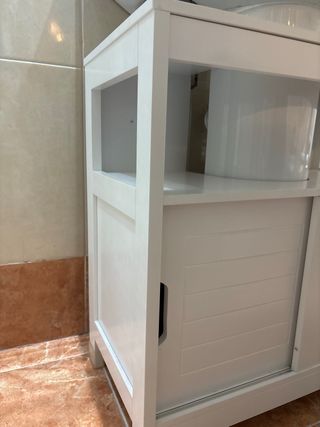 Mobile da bagno bianco con ante scorrevoli