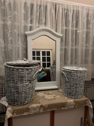 Espejo y 2 cestas de mimbre