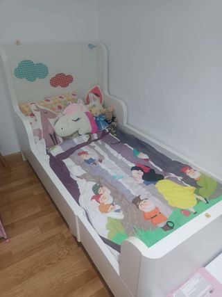 Cama infantil con diseño de nubes