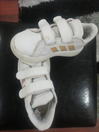Tênis infantil branco Adidas Número 27