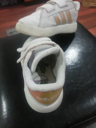 Tênis infantil branco Adidas Número 27
