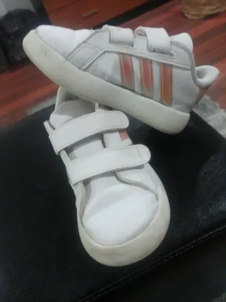 Tênis infantil branco Adidas Número 27
