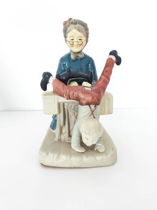 Figura vintage abuela cosiendo pantalón niño
