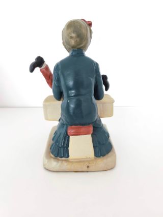 Figura vintage abuela cosiendo pantalón niño