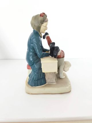 Figura vintage abuela cosiendo pantalón niño