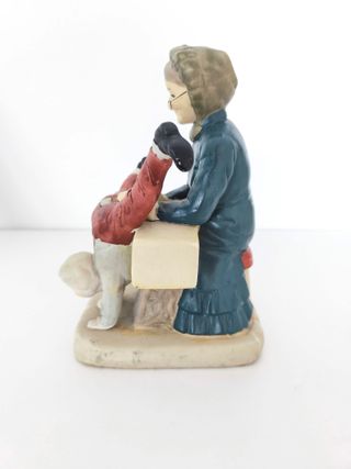 Figura vintage abuela cosiendo pantalón niño