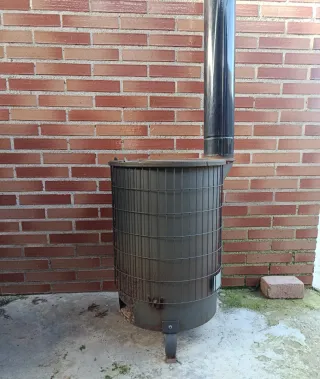 Estufa de leña metálica con su tubo