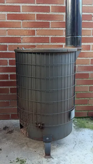 Estufa de leña metálica con su tubo