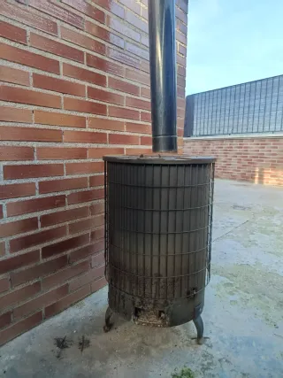 Estufa de leña metálica con su tubo