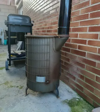 Estufa de leña metálica con su tubo