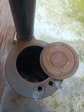 Estufa de leña metálica con su tubo
