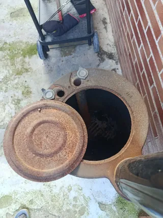 Estufa de leña metálica con su tubo