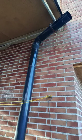 Estufa de leña metálica con su tubo