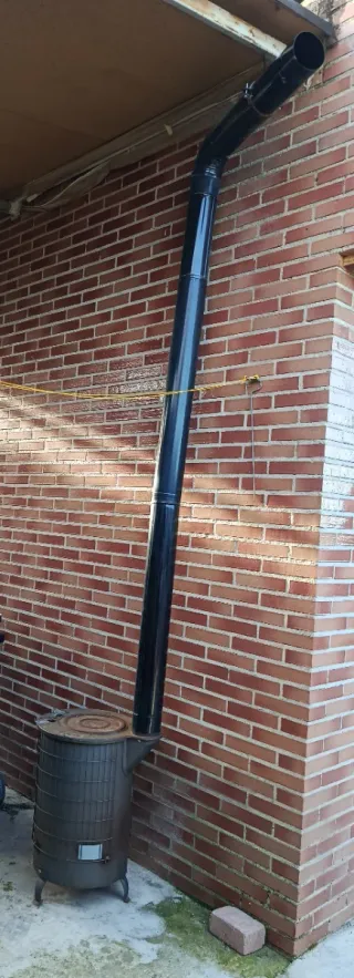 Estufa de leña metálica con su tubo