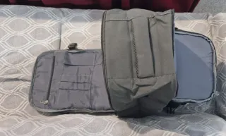 Mochila de viaje gris