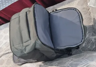 Mochila de viaje gris