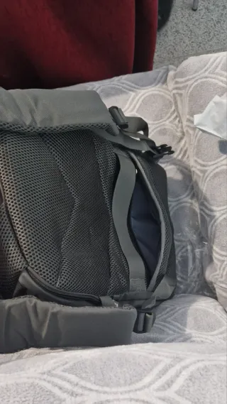 Mochila de viaje gris